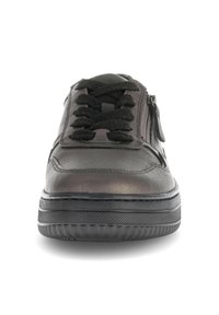 Zwarte leren sneaker met dikke zool, zwarte veters en een zijrits zichtbaar aan de rechterkant, weergegeven vanuit een vooraanzicht.
