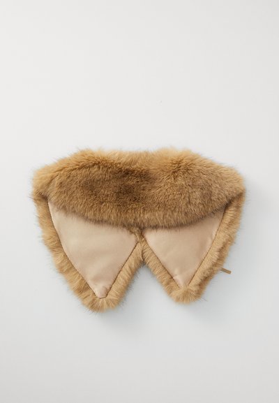 Faux fur øjenmaske i lysebrun med satin indvendigt. Taperede, trekantede former med blød tekstur og luksuriøs pelskant.