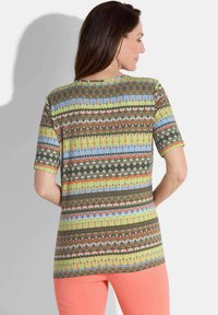Mehrfarbige Kurzarmbluse mit einem gemusterten Design, das Streifen in Grün-, Blau- und Brauntönen zeigt. Glattes Material und lockere Passform.