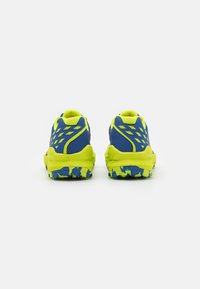 Trailrunning-Schuhe mit einem blauen Mesh-Obermaterial und gelben Akzenten, strukturiertem Mittelsohle und einer robusten, gemusterten Außensohle für optimalen Halt.
