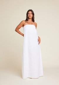 Hvit stroppeløs maxi-kjole laget av lett stoff, med en rett halslinje, flowy skjørt og en avslappet passform.