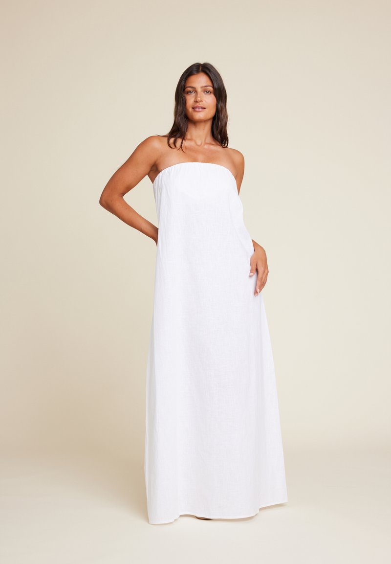 Hvit stroppeløs maxi-kjole laget av lett stoff, med en rett halslinje, flowy skjørt og en avslappet passform.