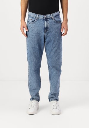 Lyseblå denimjeans med rett passform, fem-lomme-design, knappelukking og subtilt falmet tekstur.