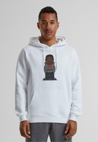 Hvid hættetrøje med et frontgrafik, der viser en tegneseriefigur i et gråt outfit. Stoffet ser blødt ud, og den har en frontlomme samt ribbede mansjetter.