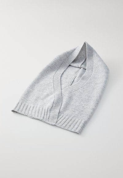 Balaclava de lã tricotada em cinza claro com bordas caneladas, disposta de forma plana sobre uma superfície branca.