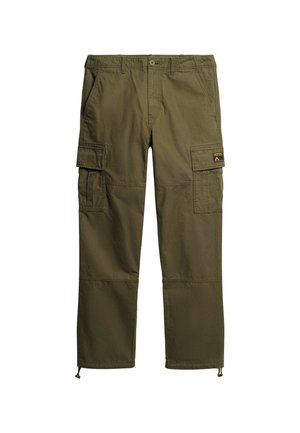 Pantalon cargo vert olive avec fermeture par bouton, poches latérales à rabat, passants pour ceinture et cordons réglables aux ourlets.