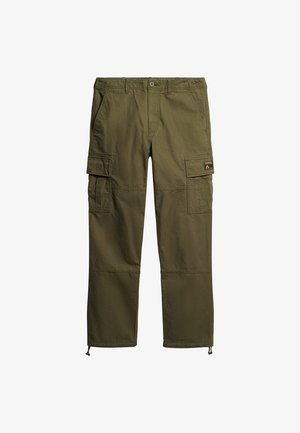 Pantalon cargo vert olive avec fermeture par bouton, poches latérales à rabat, passants pour ceinture et cordons réglables aux ourlets.