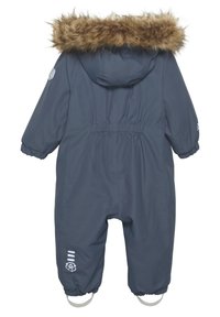 Grå isolerad snoverall med huva klädd i fuskpäls, elastiska ärmslut och fotöglor. Har en logotyp på ärmen och vita accentlinjer.