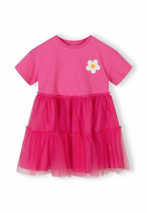 Žiarivo ružové šaty s krátkym rukávom, vrstvenou tutu sukňou a malou bielou margarétkou na hrudi.