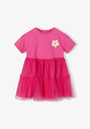 Vestido corto de manga corta de color rosa brillante con falda de tul en capas y un pequeño parche de margarita blanca en el pecho.