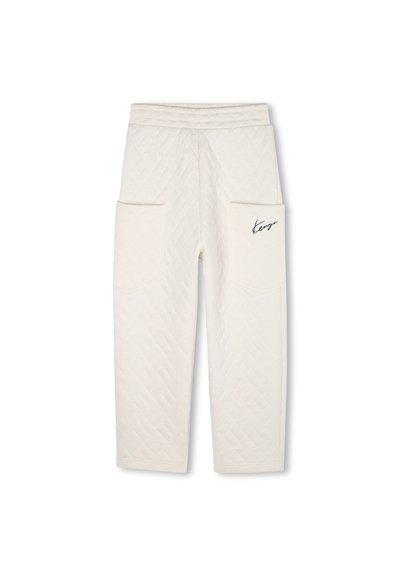 Pantalons en crêpe matelassé couleur crème avec taille élastique et deux poches avant à rabat, l'une d'elles arborant un logo de marque brodé en cursive noire.