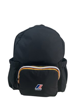 Zaino K-Way nero con tasca frontale con zip contornata da strisce gialle, arancioni e bianche, e due tasche laterali.