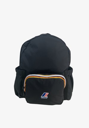 Zaino K-Way nero con tasca frontale con zip contornata da strisce gialle, arancioni e bianche, e due tasche laterali.