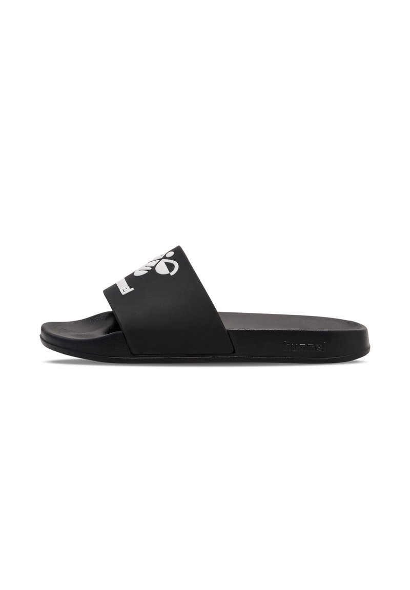 Svart slide sandal med bred rem och vit logotypdetalj, platt fotsäng och texturerad yttersula. Tillverkad av syntetiskt material.
