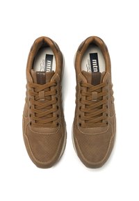 Zapatillas de cuero marrón con acentos perforados, puntera redonda y cordones trenzados, con una suela de goma blanca y una marca en la plantilla.