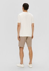 s.Oliver REGULAR STRUKTUR - Shorts - hellbraun