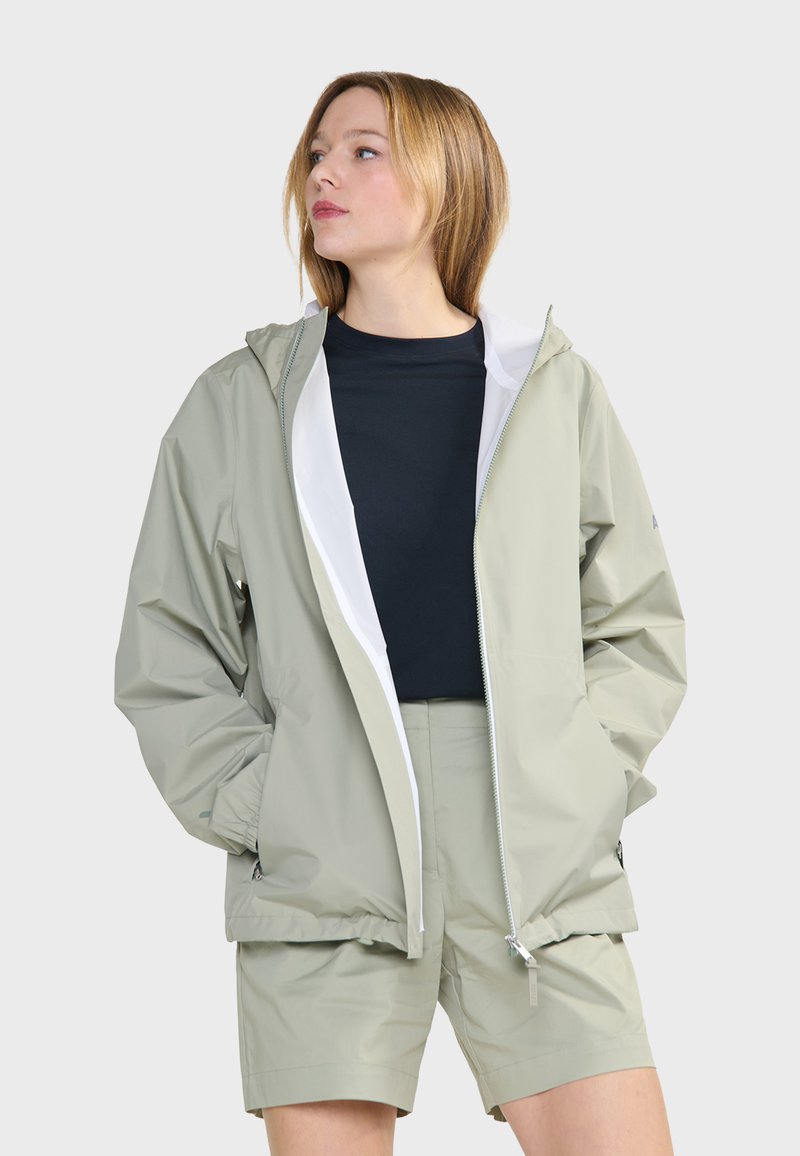 Lichtgrijze lichtgewicht jas met een witte binnenvoering, ritssluiting en capuchon, gecombineerd met bijpassende shorts. Gladde textuur, casual pasvorm.