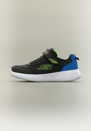 Czarny sportowy sneaker z białą podeszwą, neonowo zielonymi detalami, niebieską łatką na pięcie i zapięciem na rzep, pokazany z boku na neutralnym tle.