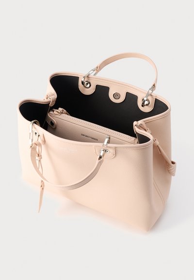 Χειροποίητη ροζ δερμάτινη τσάντα με γκρι μεταλλικά εξαρτήματα, δύο λαβές, ευρύχωρο μαύρο εσωτερικό και μια θήκη με φερμουάρ στο εσωτερικό.