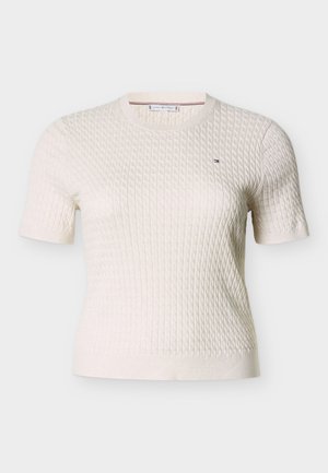 Pulover alb cu mâneci scurte, tricotat, cu un model texturat, gât rotund și un mic logo decorativ pe piept.