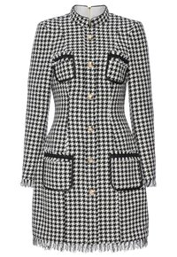 Sukienka w czarno-białą kratkę z wysokim kołnierzem, złotymi guzikami, dwoma przednimi kieszeniami z kontrastowym wykończeniem oraz wykończeniem z frędzlami.