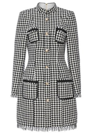 Sukienka w czarno-białą kratkę z wysokim kołnierzem, złotymi guzikami, dwoma przednimi kieszeniami z kontrastowym wykończeniem oraz wykończeniem z frędzlami.