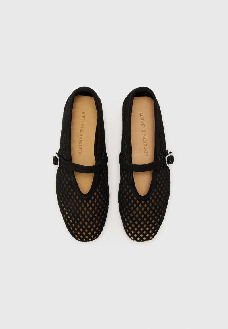 Czarne siateczkowe buty w stylu Mary Jane, z wydłużonym noskiem i paskiem z klamrą. Miękka, jasnobeżowa podszewka.