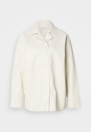 Chaqueta de camisa de imitación de cuero color crema con cuello, cierre de botones y mangas largas. Textura suave y corte relajado.