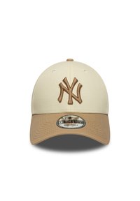 Καπέλο του μπέιζμπολ σε ανοιχτό μπεζ χρώμα με γαζωτό γείσο σε χρώμα ταμπά. Διαθέτει καφέ κεντητό λογότυπο στο μπροστινό μέρος και υφή στο γείσο. Ρυθμιζόμενο μέγεθος.