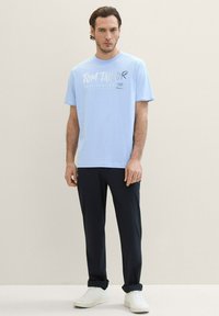 TOM TAILOR MIT TEXT - T-shirt med print - windsurf blue