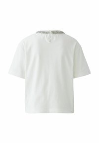 Weißes T-Shirt mit kurzen Ärmeln aus weicher Baumwolle. Verfügt über einen Rundhalsausschnitt mit Perlenverzierung auf der Rückseite und einen kleinen Schlaufenverschluss.