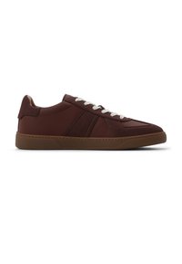 Bruna sneakers i läder med slät finish och mockadetaljer. Har vita skosnören, rund tå-design och en gummisula.