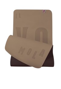 Yoga-matta med en beige yta som har stora präglade texter och en texturerad undersida i mörkbrun färg, tillverkad av hållbart, halkfritt material.