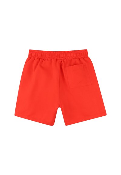 Shorts de bain rouges en matériau léger avec une taille élastique et une poche arrière unique, présentant une texture lisse et une coupe classique.