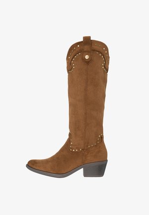 Bruine suède cowboylaars tot halverwege de kuit met lage opgestapelde hak, decoratieve koperen studs en trekkoord op de schacht tegen een witte achtergrond.