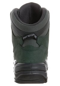 Scarpa da trekking verde scuro e nera vista da dietro che mostra il collo imbottito, il tessuto testurizzato e l'etichetta "RENEGADE" sul gancio del tallone.