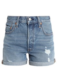 Vaaleansiniset farkkushortsit, joissa on kulutettu pinta, käännetyt lahkeet, etupainike ja kaksi etutaskua näkyvällä ommella.