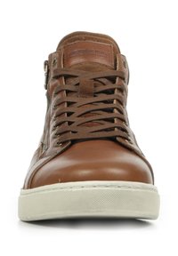 Bruine leren hoge sneakers met textuuraccenten, uitgerust met een ronde neus, veters en een witte rubberen zool met een patroon.