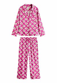 Set di pigiama in cotone rosa composto da una maglietta a maniche lunghe con tasca e pantaloni decorati, adornati da cuori bianchi e accenti floreali.