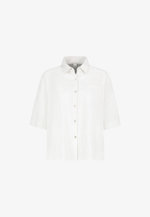 Weißes kurzärmliges Hemd mit Knopfleiste, Kragen und einer Brusttasche, auf weißem Hintergrund präsentiert.