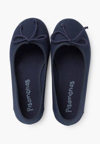 Tummansininen kangasbaletti-intoilija, jossa on pyöristetty kärki, kaksi koristeellista nauhaa edessä ja pehmeä sisustus, jossa on merkin nimi.