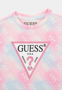 Guess ALLOVER - Trükipildiga T-särk - mehrfarbe rose