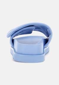 Infradito blu con suola piatta, morbida cinturina e bordi arrotondati. Texture liscia con una leggera lucentezza, dotate di una soletta sagomata.