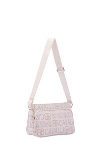 Borsa a mano in tessuto beige con design del logo in rilievo. Forma rettangolare, una tracolla regolabile e tasca con zip sul davanti. Ampio dettaglio di texture.
