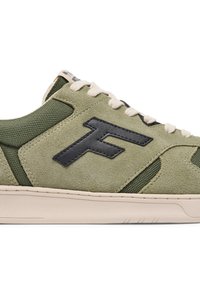 Grüner Wildledersneaker mit Mesh-Elementen, schwarzem Logodetail, runden Schnürsenkeln und einer beigefarbenen Gummisohle. Verfügt über ein strukturiertes Obermaterial und eine gestickte Gestaltung.