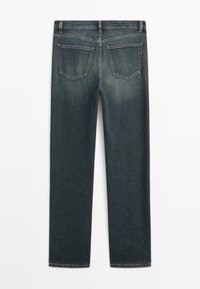 Jeans in denim blu scuro a gamba dritta visti da dietro, con due tasche posteriori e passanti per cintura sulla vita.