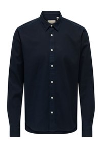 Temno modra srajca z gumbi, s širokim ovratnikom, dolgimi rokavi in belimi gumbi; iz gladkega blaga z enostavno teksturo; ukrivljen rob.
