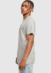 Merchcode FRIDA KAHLO DEATH ROUND NECK - Apdrukāts T-krekls - heather grey