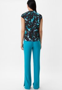 comma MIT ALLOVER-PRINT czarny