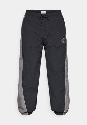 Fekete és szürke nylon tréningnadrág, elasztikus derékpánttal, húzózsinórral, oldalsó csíkokkal, elasztikus szegéllyel és kis logóval a bal felső lábszáron.